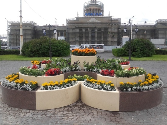 Как вам: клумбу за полтора миллиона на месте Биг Бена в Петрозаводске украсили цветами