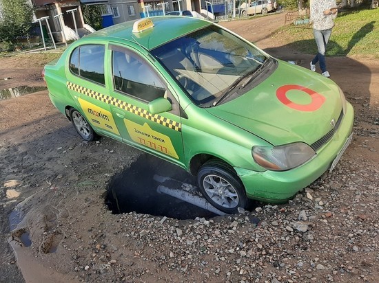Такси провалилось вместе с асфальтом в районе школы №17 в Чите