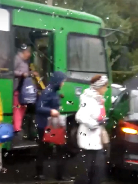 Маршрутка попала в ДТП на трамвайных путях в Екатеринбурге
