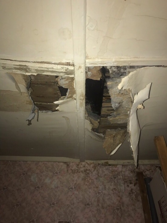 Семья с ребенком живет в доме с рухнувшим потолком в Ноябрьске