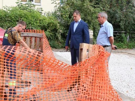 В центре Рязани во дворе обустраивают ливневку
