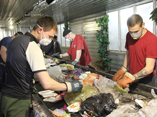Заключенные нижневартовской колонии-поселении сортируют мусор