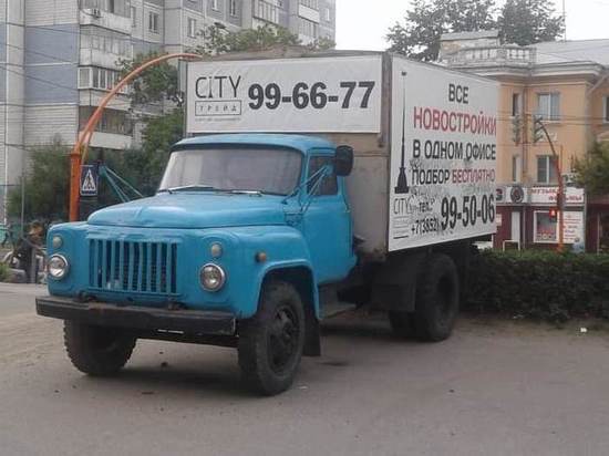 Автомобиль с рекламным баннером стоял больше года напротив ТРК «Сити-Центр»