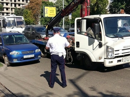 С новых выделенных полос в Краснодаре начали эвакуировать машины