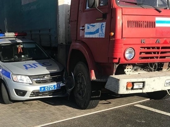 В Ростовской области большегруз столкнулся с автомобилем ДПС