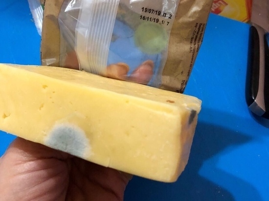 В «Кристалле» в Салехарде продают сыр с пятном плесени