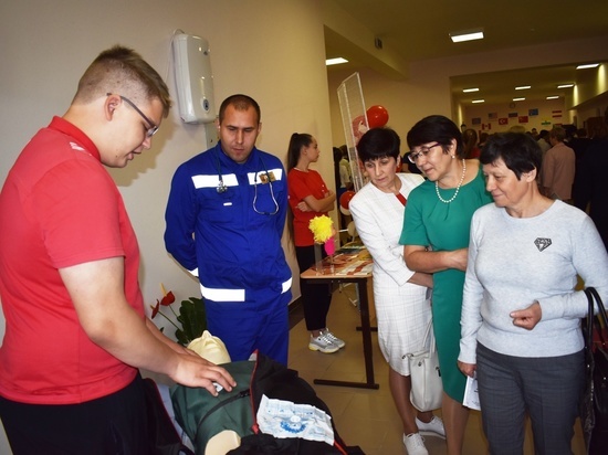 В Междуреченском сотрудники скорой помощи учили волонтеров и студентов спасать жизни