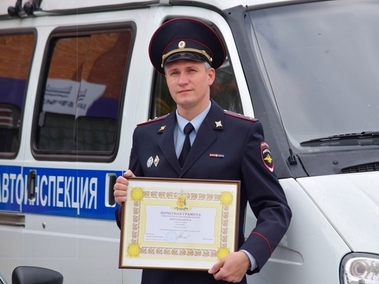 Кировского полицейского наградили за покупку продуктов пенсионерке