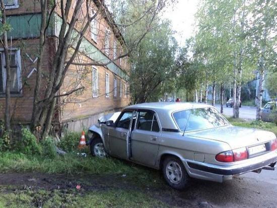 В Архангельске автопьяница протаранил жилую деревяшку