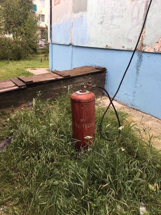 Шипящий газовый баллон рядом с детьми напугал жителя Ноябрьска