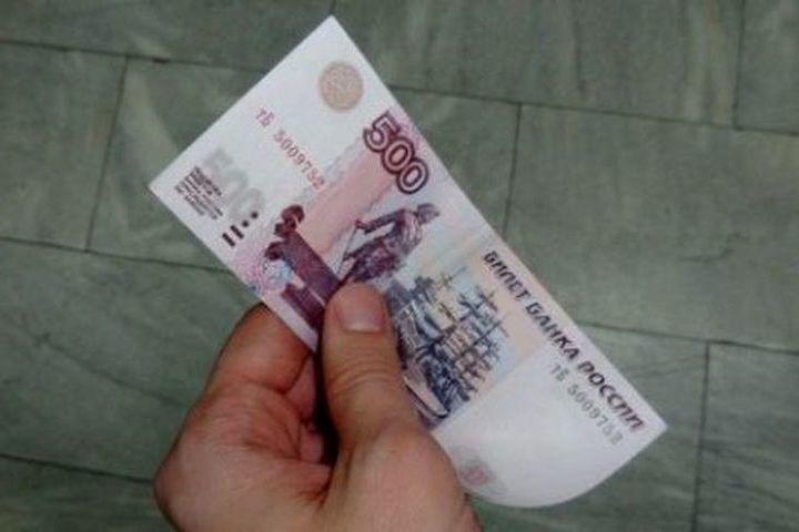 Пятиста рублей. 500 Рублей. 500 Рублей в руках. Пятьсот рублей в руке. Деньги 500к на руках.
