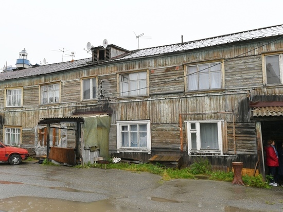 Артюхов и полпред Цуканов осмотрели аварийные дома в Салехарде
