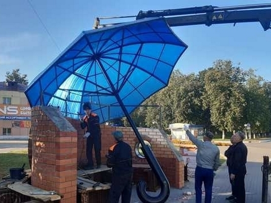 Остановку в Жуковке укрыли гигантским зонтом