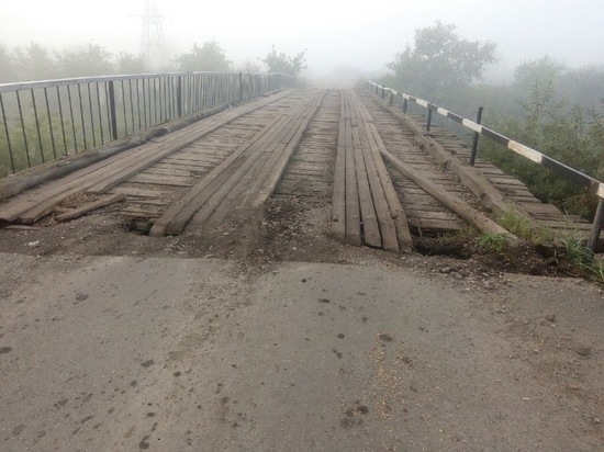Жители кузбасского поселка пребывают в панике из-за угрозы обрушения моста