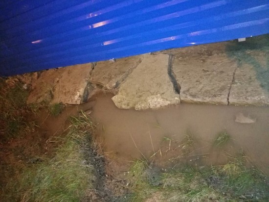 Дождевая вода подтапливает жилой дом в Губкинском