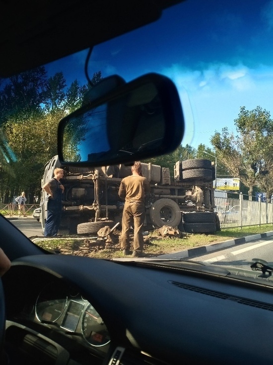 В Ярославле на Московском проспекте перевернулся грузовик