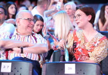 Почетными гостями заключительного гала-концерта конкурса молодых исполнителей в Сочи стали 73-летний Евгений Петросян со своей 29-летней возлюбленной Татьяной Брухуновой
