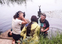 Житель села Тарасовка Московской области 28-летний Артем Челюбеев спас от смерти двух цыганских детишек, которые тонули на реке Клязьма