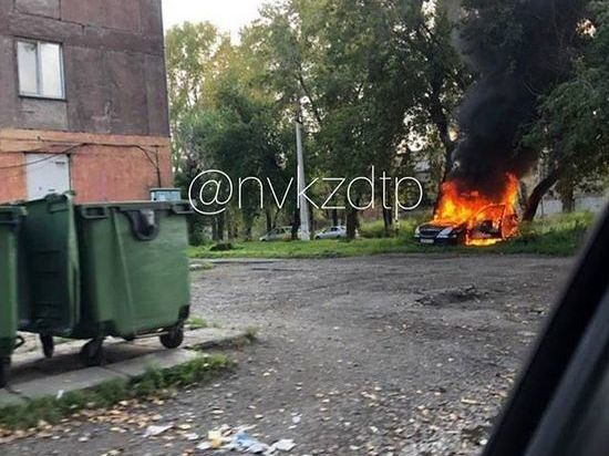 Легковушка в Новокузнецке оказалась уничтожена пожаром