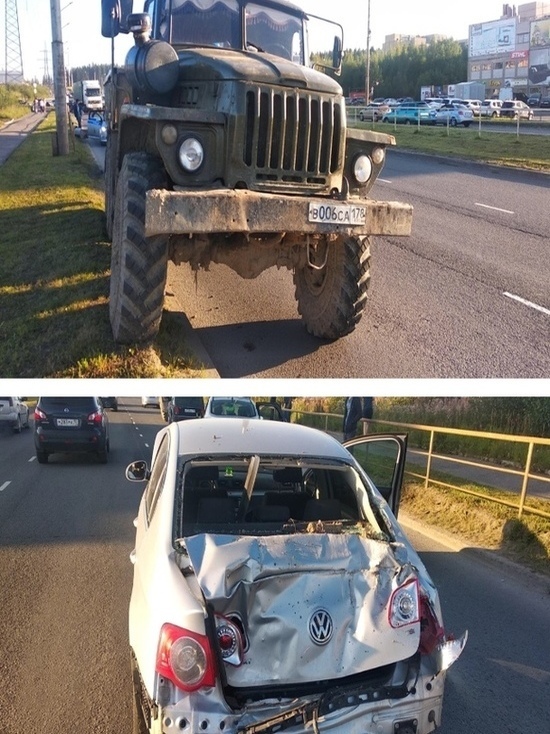 Водитель грузовика Урал отвлекся и подмял леговкушку на дороге в Петрозаводске