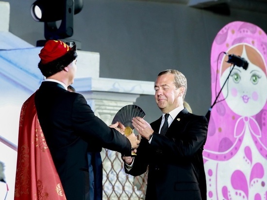 Дмитрий Медведев передал Игорю Бабушкину символ Всероссийского театрального марафона