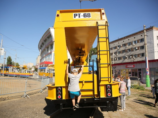 В Волгограде в День города развернулась необычная экспозиция транспорта