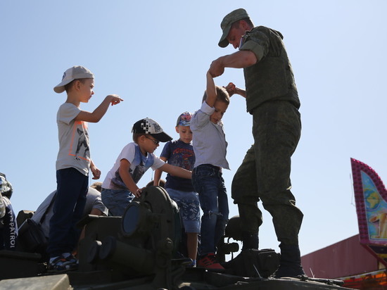 Военные в День города демонстрируют волгоградцам свою технику