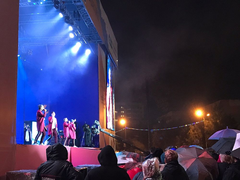 Танцы под дождем: как прошел концерт в честь Дня города в Ноябрьске