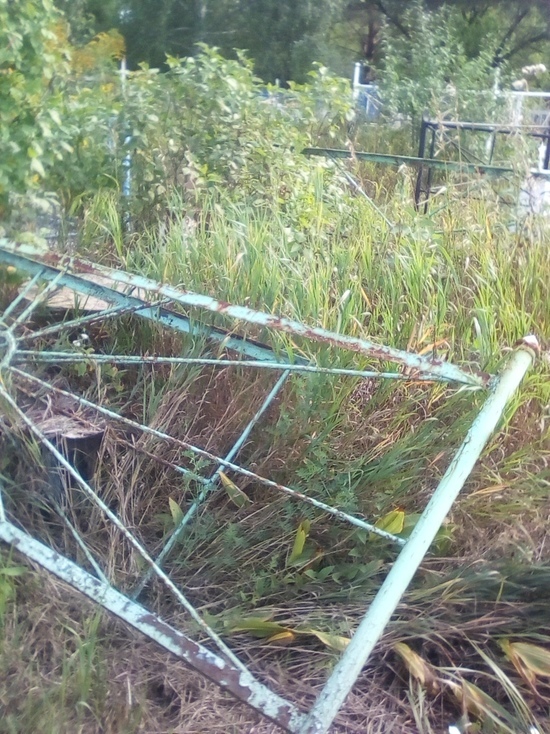 Ни оградки, ни памятника: в Кузбассе мародеры разоряют могилы