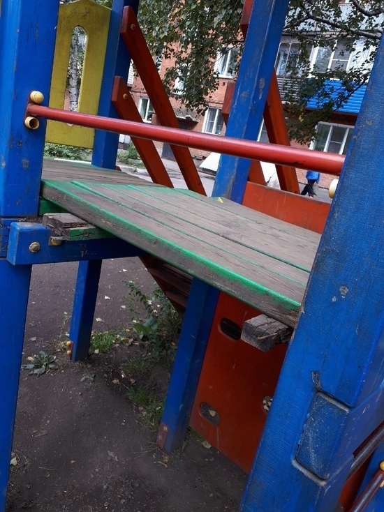 Игры на опасной детской площадке едва не стоили ноги малышу в Ленинске-Кузнецком