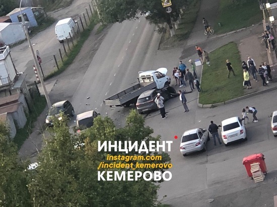 "Удар был сильный": в Кемерове столкнулись иномарка и газель