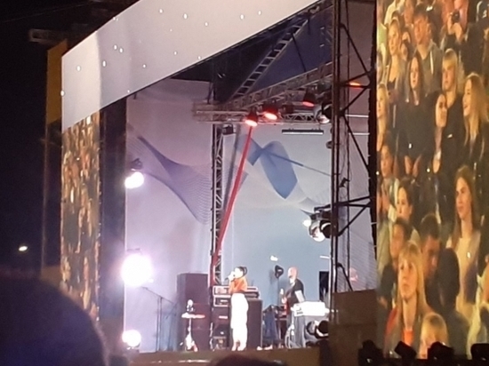 В Волгограде на праздничном концерте выступила певица Ёлка