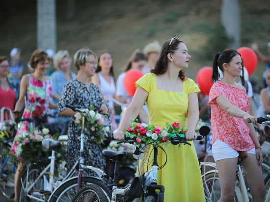 На велосипедах по набережной Волгограда прокатились красивые девушки