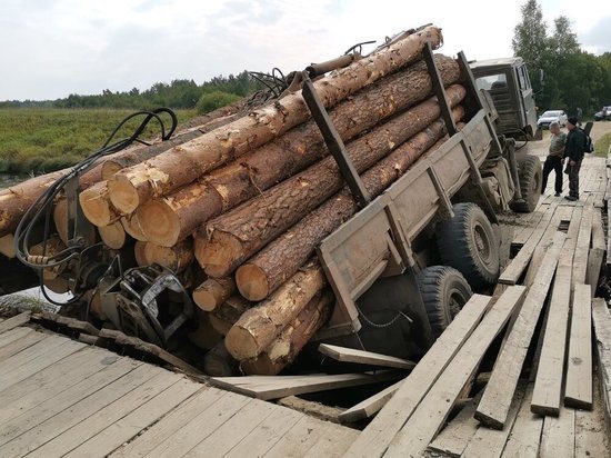 В Ивановской области мост не выдержал веса грузовика