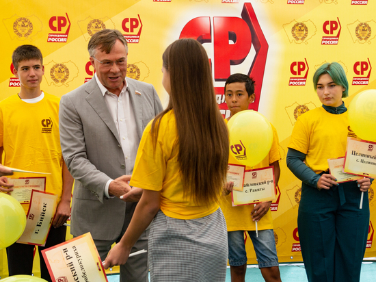 Александр Терентьев наградил самых прилежных и спортивных алтайских школьников