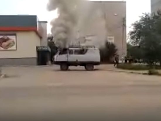Водитель загоревшегося УАЗика в Чите попал в больницу