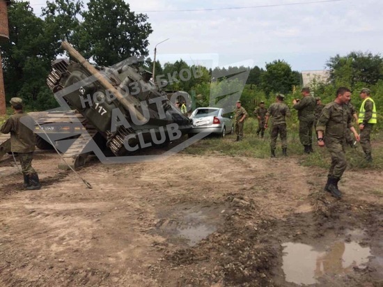 В Брянской области танк "уронили" на легковушку