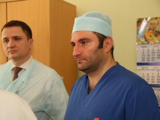 В Мурманске столичный хирург прооперировал 18 детей с пороком сердца