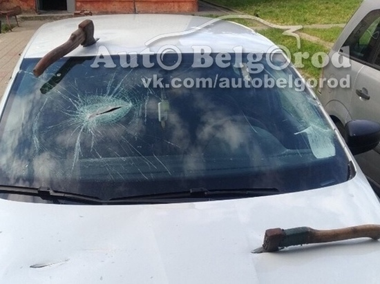В Белгородской области неизвестные прорубили топорами крышу авто
