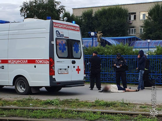 Возле кемеровского автовокзала внезапно скончалась женщина