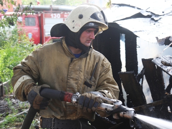 Пожарные оперативно ликвидировали огонь в Барнауле