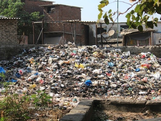 Власти Читы объяснили груды мусора на Паромной и Бекетова долгами людей