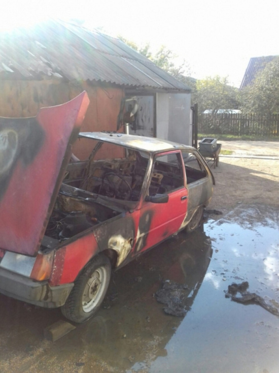 В Рудне дотла сгорел автомобиль и часть гаража