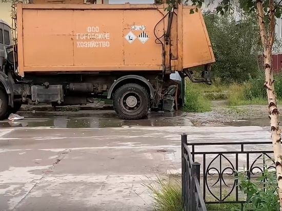 В Муравленко коммунальщика застали за разбрасыванием мусора