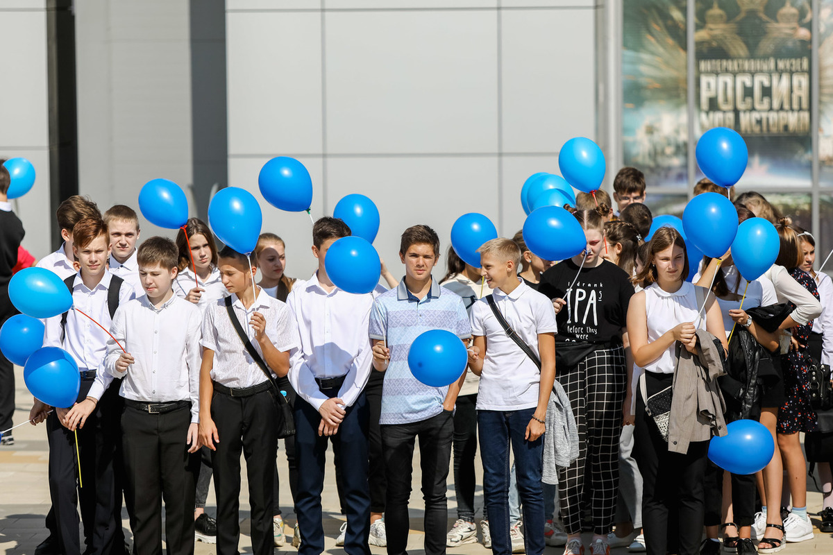 Школа 160 ученики. Ученики школы 29 Астрахань выстроились в форме z видео.
