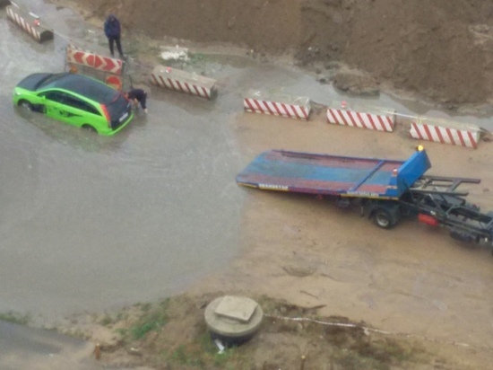 Очередной автомобиль увяз в луже в Октябрьском в Чите