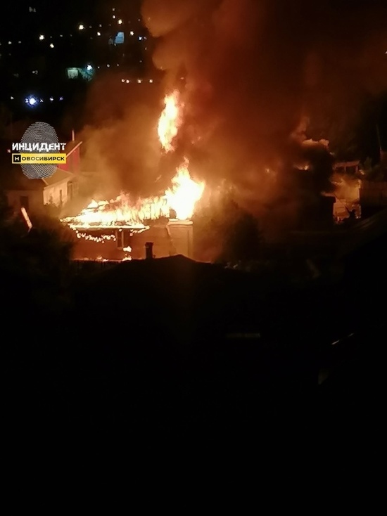 Крупный пожар уничтожил несколько домов в центре Новосибирска
