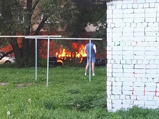 В Дзержинском районе Ярославля спалили черный "Мерседес"