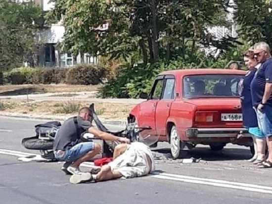 В Евпатории пенсионер на скутере лоб в лоб столкнулся с легковушкой