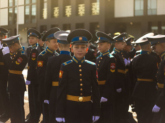 Трогательные минуты открытия Кемеровского президентского кадетского училища